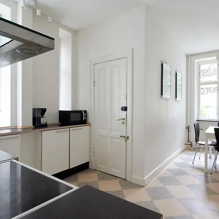 Large & Modern Flats In Family Friendly Neighbourhood Apartment